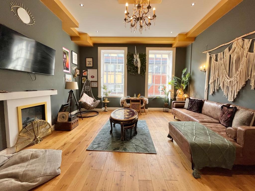 Апартаменты Unique & Luxurious 2 Bedroom Centre *
